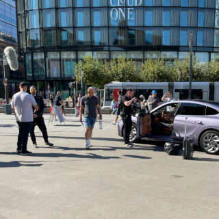 Behind-the-scenes: Filmkulisse mit Beleuchtung und Requisiten